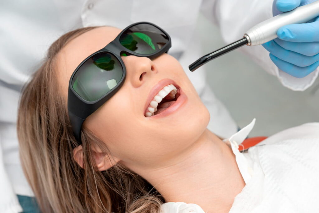 Pacienta in timpul tratamentului stomatologic cu laser